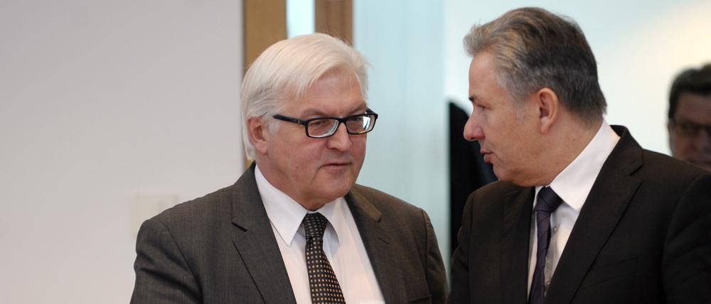 Frank-Walter Steinmeier (l.) und Klaus Wowereit vor Beginn einer Präsidiumssitzung der SPD.