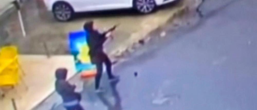 Dieses Foto von einer Videoaufnahme zeigt die beiden Kämpferinnen, die schießend auf eine Polizeistation in Istanbul zugehen.