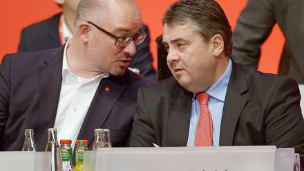Der Vorsitzende der SPD-Berlin Jan Stöß mit SPD-Chef Sigmar Gabriel auf dem Bundesparteitag der SPD in Leipzig