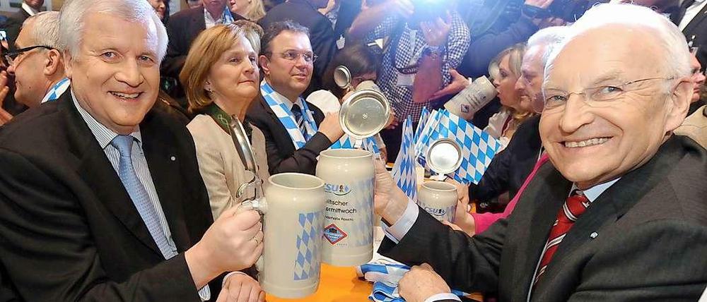 Traute Stimmung zwischen Horst Seehofer und Edmund Stoiber. Letzterer rief die Mitglieder beim Politischen Aschermittwoch seiner Partei in Passau dazu auf, anzupacken und das Land zu gestalten. „Das Jammern, das Nörgeln überlassen wir den anderen.“ Jammern sei deren Spezialität, meinte Stoiber mit Blick auf die Oppositionsparteien. „Damit werden sie Bayern nie regieren.“ Stoiber nannte die Opposition „einen müden Haufen“.