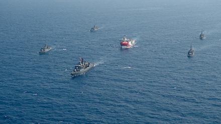 Türkische Kriegsschiffe begleiten das Forschungsschiff «Oruc Reis» (M) in Gewässern um griechische Inseln.