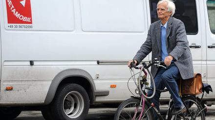 Vorbild Ströbele: Der Grünen-Politiker kommt seit Jahren mit dem Fahrrad zum Bundestag. Er sollte seine Reifen allerdings mal wieder aufpumpen. 