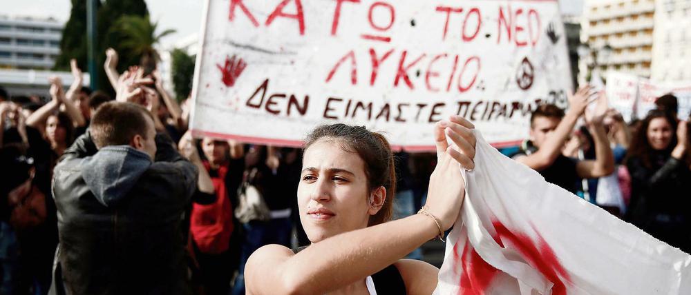 Studenten protestieren in der griechischen Hauptstadt Athen gegen Sparmaßnahmen im Bildungsbereich. 