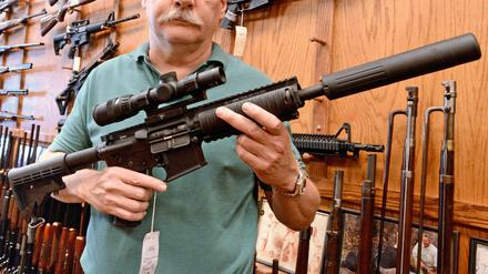 Ein Waffenhändler in Atlanta mit einer AR-15.