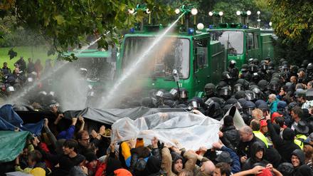 Mit massivem Wasserwerfer-Einsatz ging die Polizei 2010 in Stuttgart gegen Demonstranten vor. 