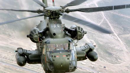 Die bisherigen Transporthubschrauber vom Typ CH-53 sind schon lange in die Jahre gekommen - für Ersatzteile mussten Bundeswehrtechniker schon einmal amerikanischen Schrottplätze durchstöbern.