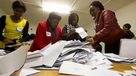 Parlamentswahl in Südafrika: Bei der Auszählung der Stimmen liegt die Präsidentenpartei ANC klar vorn.