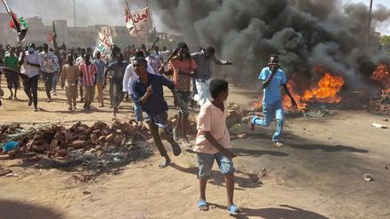 Sudanesen protestieren in der Hauptstadt Khartum gegen den Militärputsch.