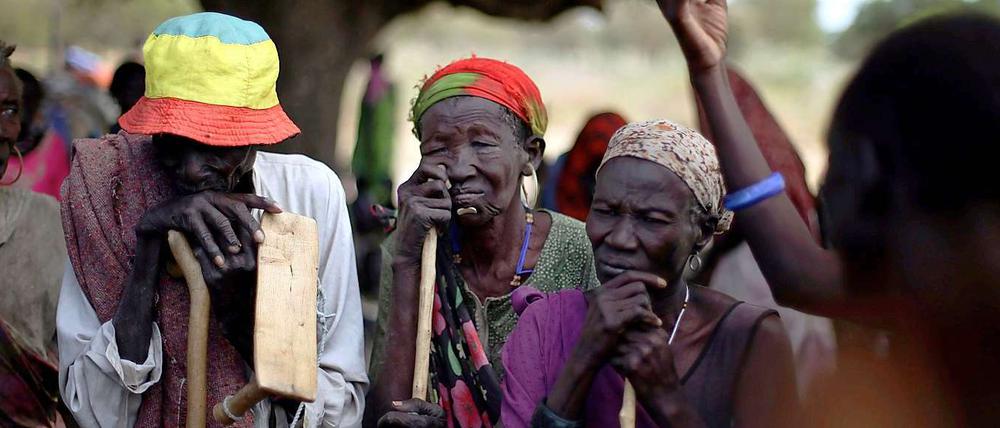 Die Menschen trauern um Angehörige, die bei Stammeskämpfen in Südsudan ums Leben gekommen sind.