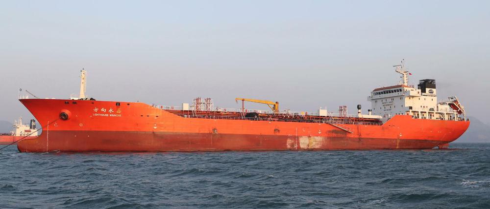 Erst vor kurzem hatte Südkorea das Schiff "Lighthouse Winmore" aus Hongkong beschlagnahmt, weil es Mineralölprodukte auf ein nordkoreanisches Schiff umgeladen haben soll. 