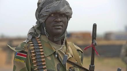 Soldat der SPLA während einer Patrouille im Südsudan.