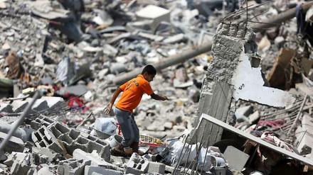 Rückkehr in die zerstörte Heimat. Viele Bewohner des Gazastreifens suchen in den Überresten ihrer Häuser nach Wertgegenständen. 