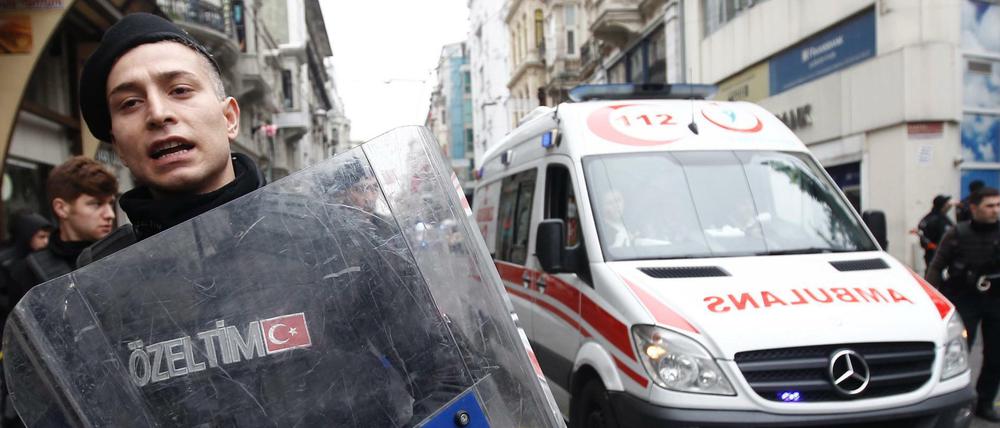 Bei einem Selbstmordanschlag in einer Einkaufsstraße in Istanbul sind mehrere Menschen getötet worden.