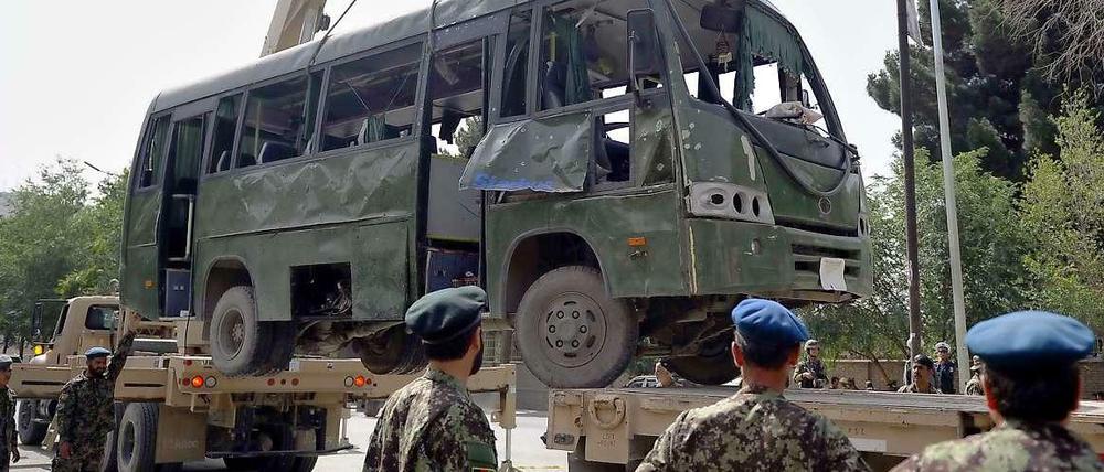Der zerstörte Bus der afghanischen Luftwaffe wird nach dem Anschlag abtransport. Mindestens acht Soldaten starben bei der Attacke. 