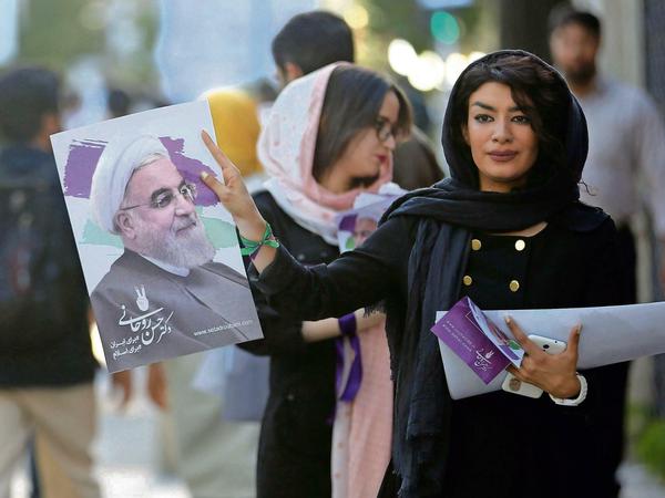 Große Teile der iranischen Bevölkerung stehen noch hinter Ruhani. Das sicherte ihm bei der Wahl im Mai eine zweite Präsidentschaft.