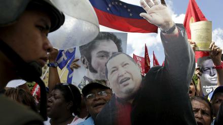 Anhänger von Präsident Maduro protestieren vor dem Obersten Gericht in Caracas. Mit Bildern von Maduros Vorgänger Hugo Chavez.