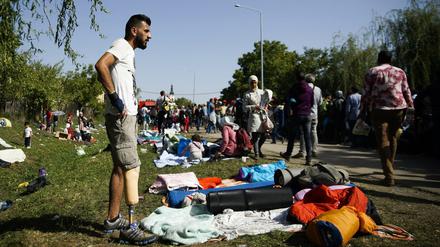 Flüchtlinge kampieren am Samstag in der kroatischen Stadt Tovarnik.