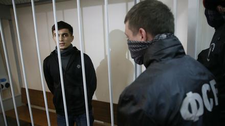 Einer der verhafteten Tschetschenen steht vor dem Haftrichter. Er soll laut dem russischen Geheimdienst FSB einen Terroranschlag in Moskau geplant haben.  