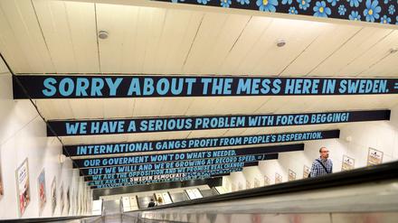 Die schwedische Partei SD (The Sweden Democrats) hat diese Plakate in einer U-Bahnstation in Stockholm aufgehängt. Am Dienstag sind die Banner während einer Demonstration wieder entfernt worden. 