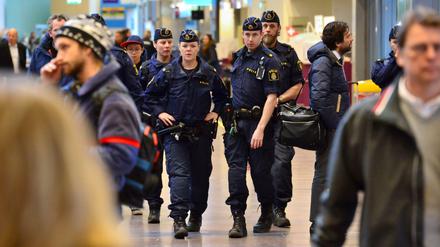 Die Sicherheitskräfte - hier Polizisten Mitte März am Flughafen Arlanda in Stockholm - sollen in erhöhter Alarmbereitschaft sein.