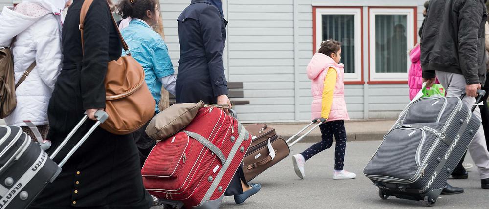Syrische Flüchtlinge bei der Ankunft in der Erstaufnahme in Friedland in Niedersachsen. Sie sind die ersten, die nach dem EU-Türkei-Abkommen direkt aus der Türkei kommen durften. 