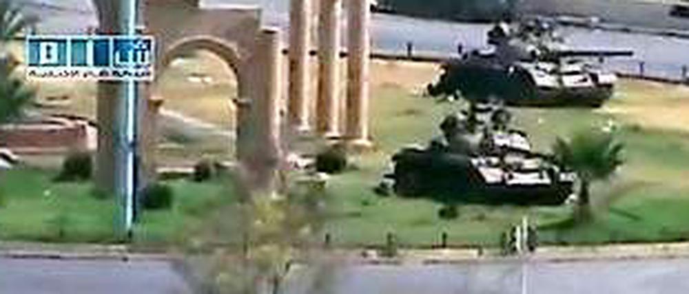 Mit Panzern rückt die syrische Armee in Hama gegen die eigene Bevölkerung vor.