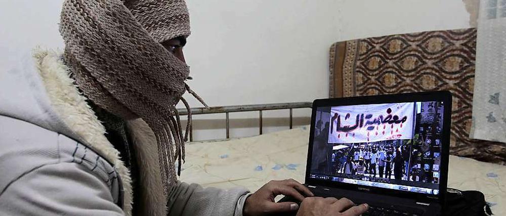 Ein syrischer Aktivist blogt über den Konflikt in Syrien. Die Regierung hat das Internet mittlerweile abgestellt.