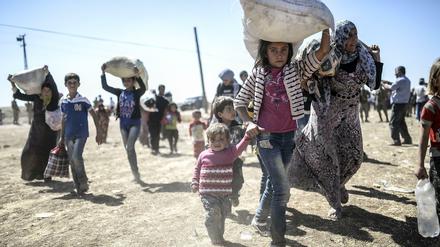 Zehntausende Kurden flüchten über die nordsyrische Grenze vor Dschihadisten.