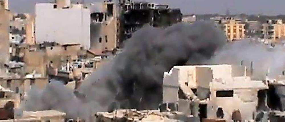 Dieses Bild aus einem Amateurvideo soll die Kämpfe in der Stadt Homs zeigen.