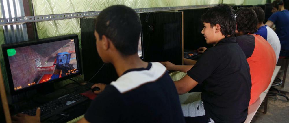 Jugendliche in einem Internetcafe im Flüchtlingslager Harran in Sanliurfa, im Südosten der Türkei.