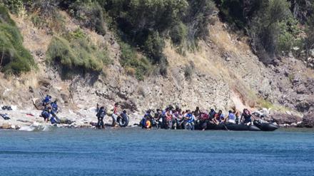 Syrische Flüchtlinge versuchen, von der türkischen Küste aus die griechische Insel Lesbos zu erreichen.