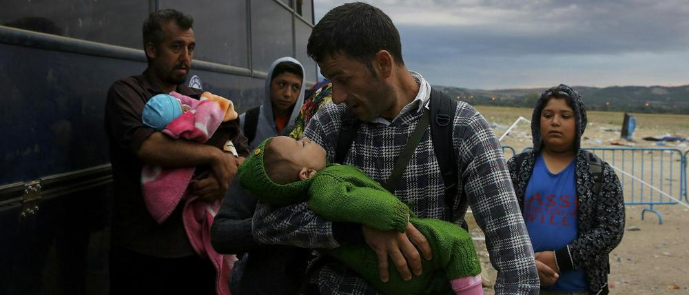 Syrische Flüchtlinge warten darauf, die Grenze nach Mazedonien zu überqueren. 