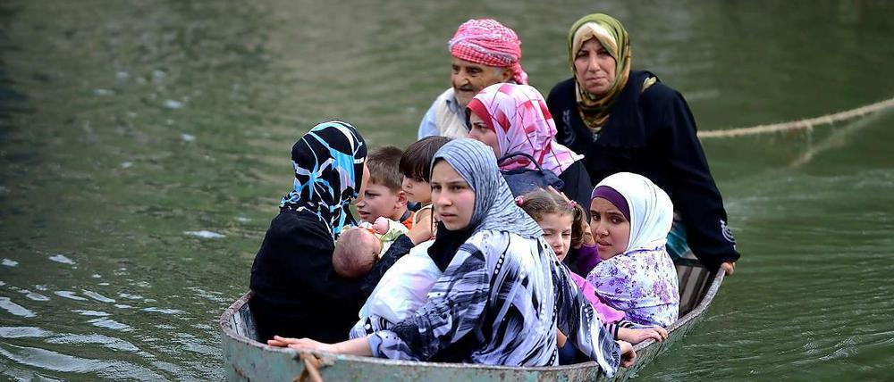Syrische Flüchtlinge überqueren die Grenze in die Türkei.