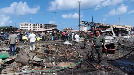 Bei mehreren Explosionen sind Aktivisten zufolge mindestens 101 Menschen getötet worden.