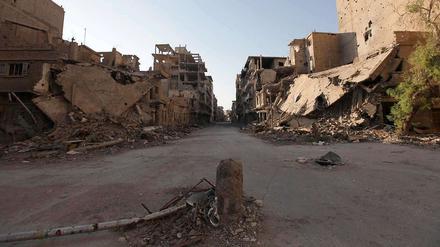 Eine nach Kämpfen zwischen Rebellen und syrischer Armee zerstörte Straße in der Stadt Deir al-Zor