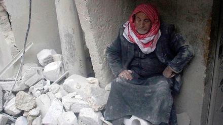 Die Opferseite: Bewohner eines Nachbarortes der Stadt Aleppo nach einem Bombenangriff regimetreuer Soldaten.