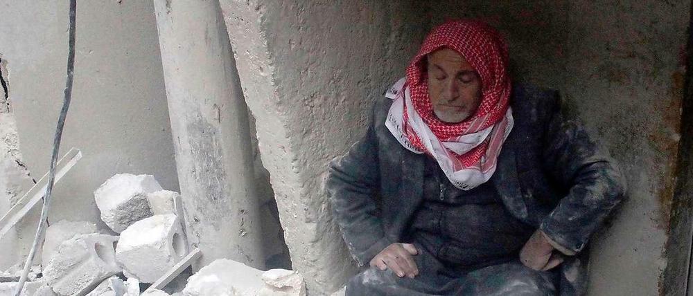 Die Opferseite: Bewohner eines Nachbarortes der Stadt Aleppo nach einem Bombenangriff regimetreuer Soldaten.