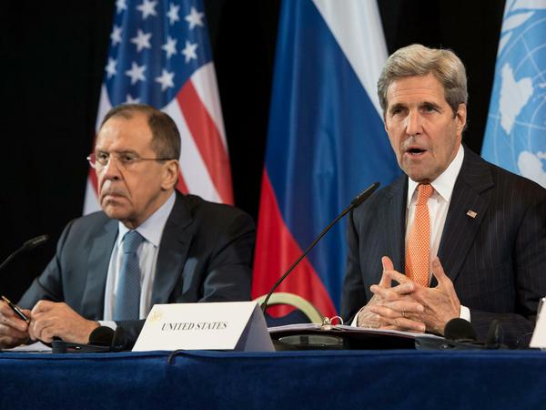 Der Außenminister von Russland, Sergej Lawrow (links), und der Außenminister der USA, John Kerry, erläutern die Ergebnisse der Syrien-Konferenz in München.