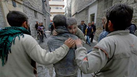 Die Opferseite: Bewohner einer Ortschaft nahe Aleppo bringen sich nach einem Bombenangriff regimetreuer Soldaten in Sicherheit.