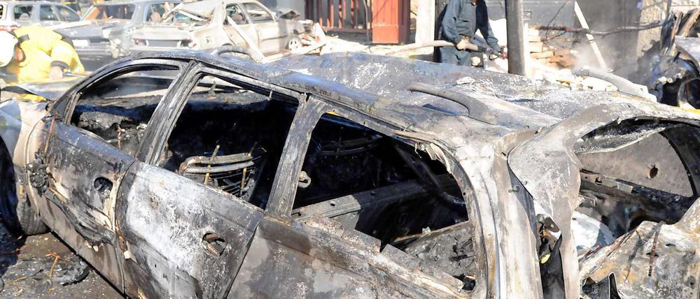 Ein ausgebranntes Auto in Damaskus