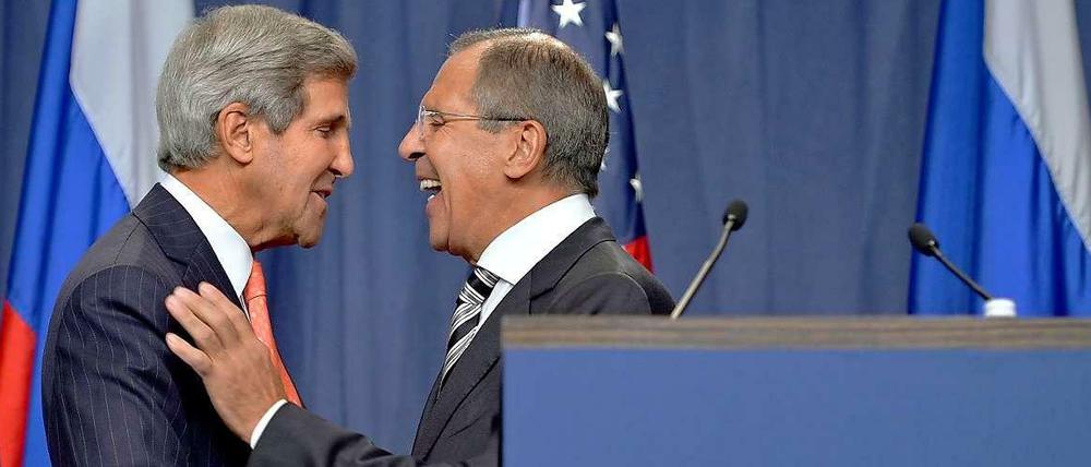 Zwei Männer, ein Wort: US-Außenminister John Kerry (l.) und sein russischer Amtskollege Sergej Lawrow haben sich auf einen Plan zur Vernichtung der syrischen Chemiewaffen geeinigt. Doch bei der Umsetzung gibt es Hindernisse. 
