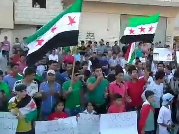 Der Ausschnitt eines YouTube-Videos vom 26.07.2012 zeigt eine Versammlung von syrischen Oppositionellen in Aleppo.