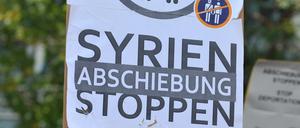Flüchtlinge und Anti-Abschiebeaktivisten aus ganz Bayern demonstrieren am Flughafen in München gegen Abschiebungen.