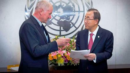 Ake Sellström, Leiter des UN-Chemiewaffen-Teams für Syrien, übergibt den Abschlussbericht zum Chemiewaffeneinsatz an UN-Generalsekretär Ban Ki Moon.