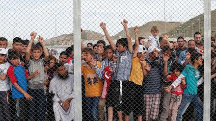 Syrische Flüchtlinge warten im April im Camp bei Gaziantep auf die Ankunft der Kanzlerin Angela Merkel. Nur wenige von ihnen kommen im Rahmen des EU-Türkei-Abkommens nach Europa.