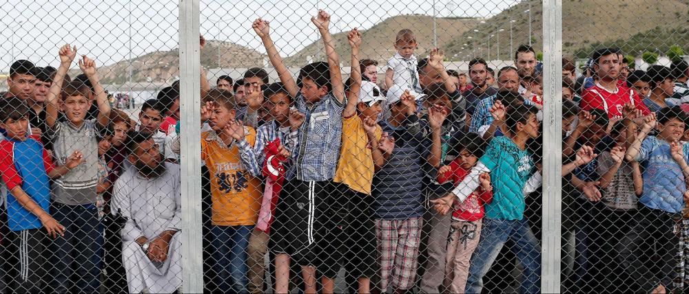 Syrische Flüchtlinge warten im April im Camp bei Gaziantep auf die Ankunft der Kanzlerin Angela Merkel. Nur wenige von ihnen kommen im Rahmen des EU-Türkei-Abkommens nach Europa.