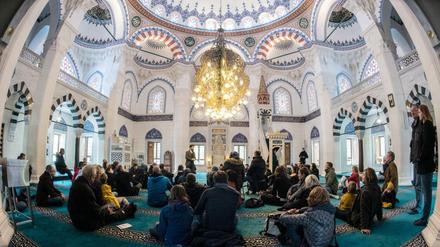 Besucher der Sehitlik-Moschee hören sich am Tag der offenen Moschee in Berlin einen Vortrag an. 