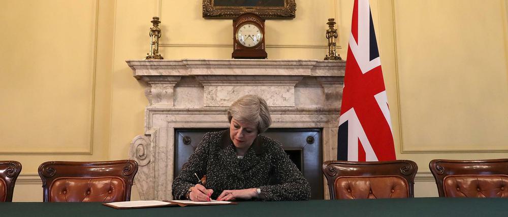 Premierministerin Theresa May unterzeichnet den Brexit-Antrag.