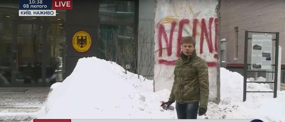 Protestaktion: Ein ukrainischer Abgeordneter schrieb "Nein" auf ein Stück der Berliner Mauer vor der deutschen Botschaft.