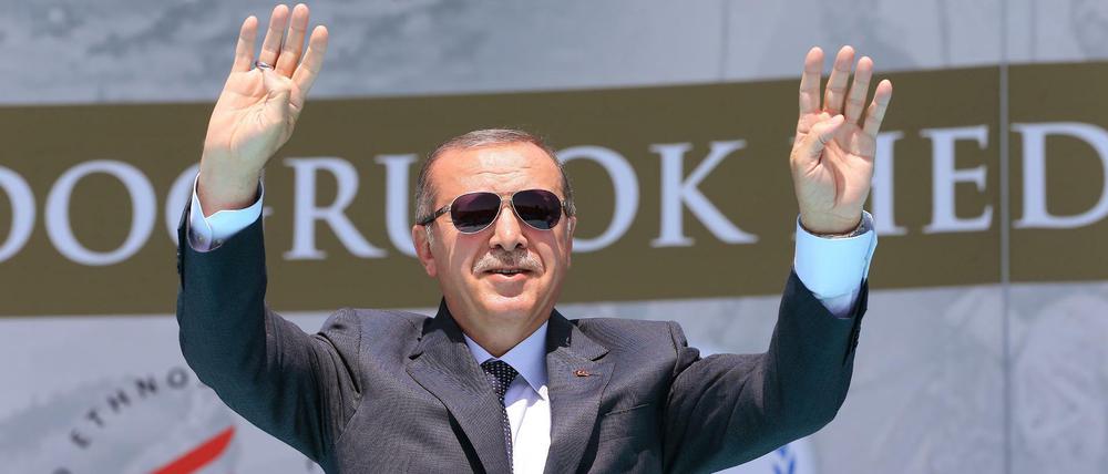 Recep Tayyip Erdogan nutzt den noch immer geltenden Ausnahmezustand.